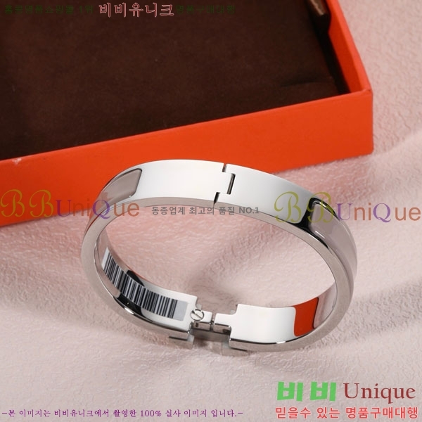 ޽  HE212203-1
