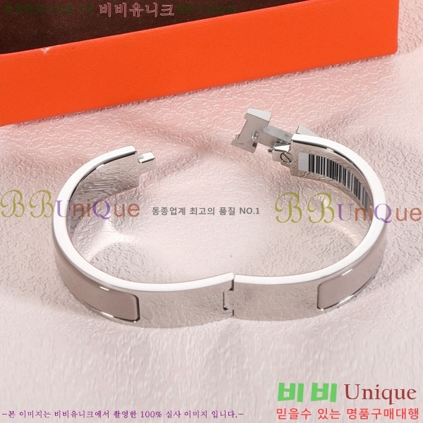 ޽  HE212203-1