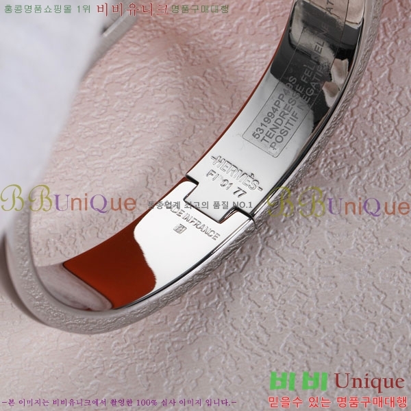 ޽  HE212203-1