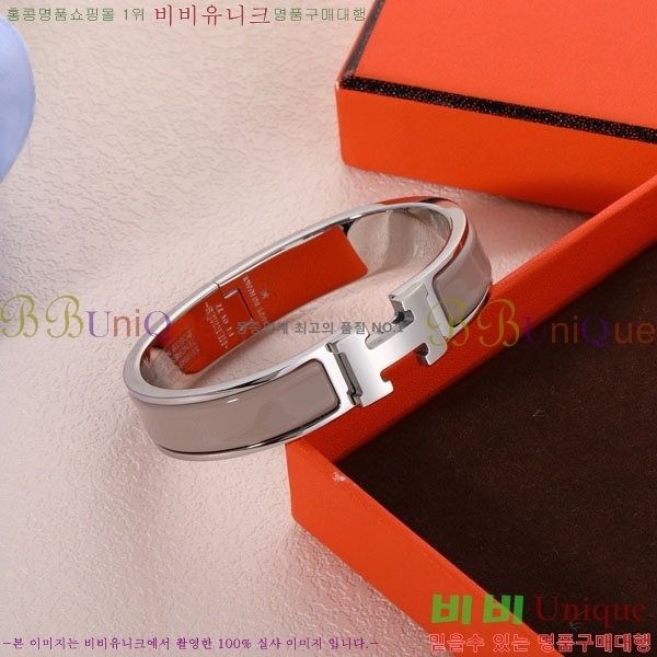 ޽  HE212203-1