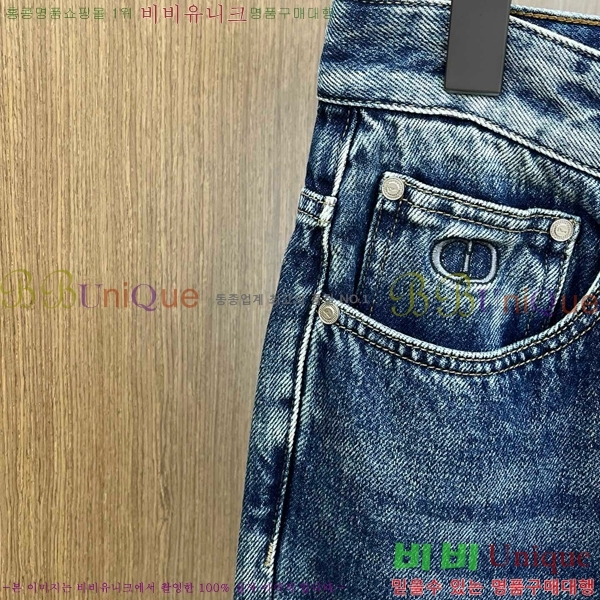   û D2561824