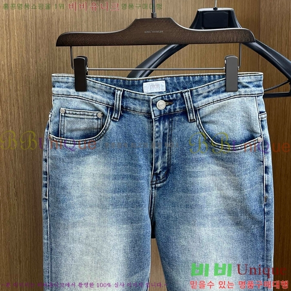  û D2561825