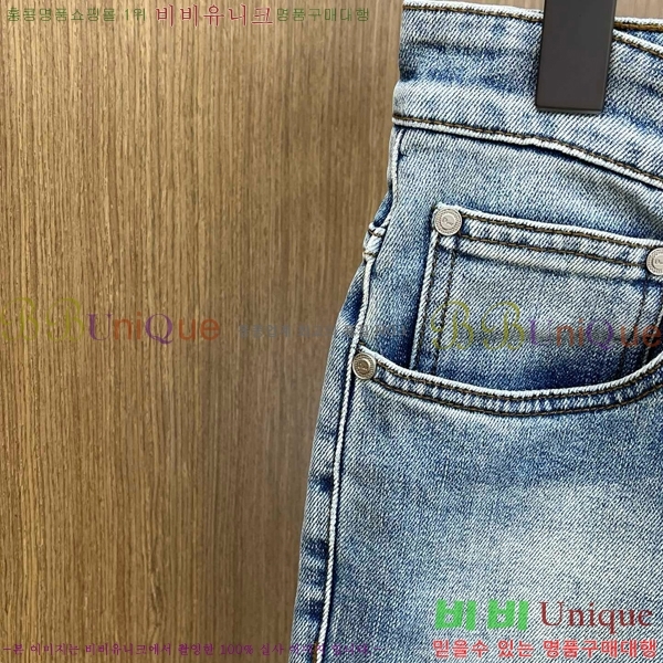   û D2561825