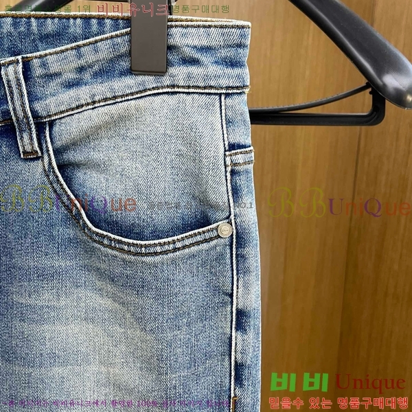   û D2561825